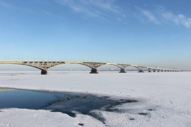 Saratov-Engels köprüsü Saratov 'un yanından görünüyor.