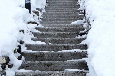 Nehrin setinde gri beton adımlar