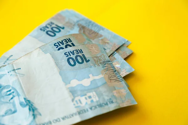 Dinheiro Brasil Empilhado Superfície Amarela Várias Centenas Notas Reais — Fotografia de Stock