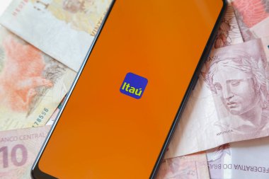 Minas Gerais, Brezilya - 19 Eylül 2021: Itau banka başvurusunun ekranı