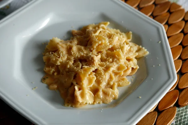 Pâtes Avec Fromage Râpé Sur Une Assiette Blanche — Photo