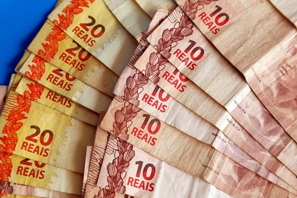 Dinheiro Brasil Empilhado Superfície Azul Várias Notas Reais — Fotografia de Stock