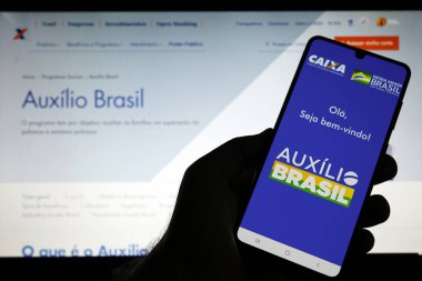 Minas Gerais, Brezilya - 19 Kasım 2021: Auxilio Brasil uygulamasının ekranı