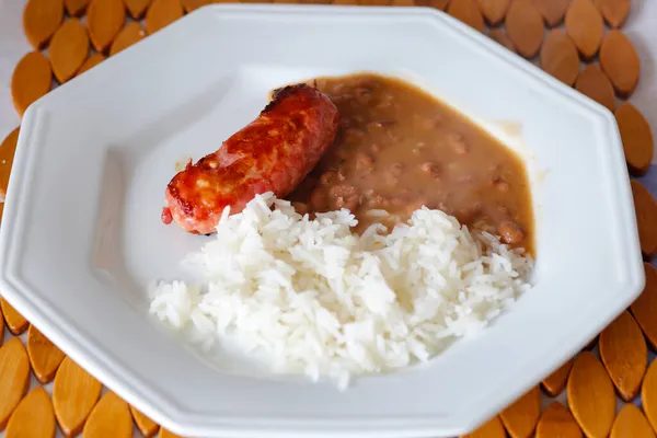 白盘上的即食米饭 豆子和香肠 — 图库照片