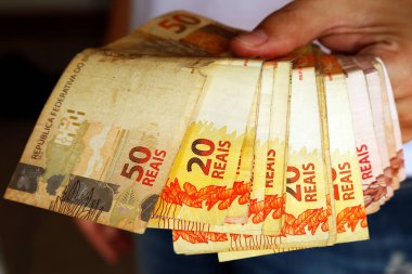 Bir elinde Brezilya 'nın gerçek notaları.