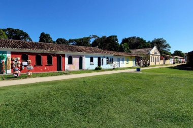 Porto Seguro, Bahia, Brezilya - 18 Temmuz 2021: Porto Seguro, Bahia 'nın tarihi merkezinde (Cidade Alta) evler ve karakteristik mimari