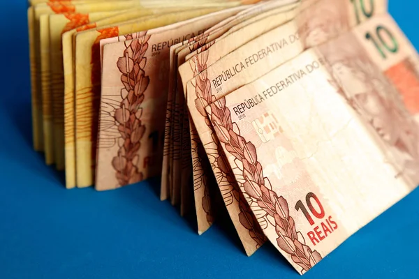Brazil Pénz Halmozott Kék Felületen Szelektív Fókusz Több Igazi Számlák — Stock Fotó