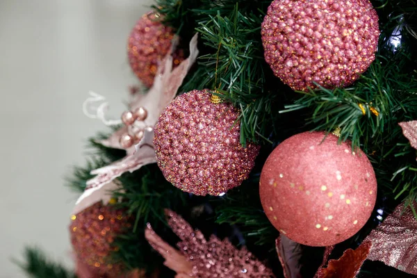 クリスマスツリーとお祝いの詳細のシーンの背景 ピンク色のトーンでクリスマスのアレンジ — ストック写真