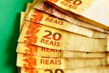 Brezilya 'nın parası yeşil yüzeye yığıldı - birkaç gerçek fatura