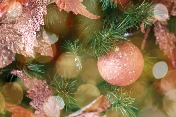 クリスマスツリーとお祝いの詳細のシーンの背景 ピンク色のトーンでクリスマスのアレンジ — ストック写真