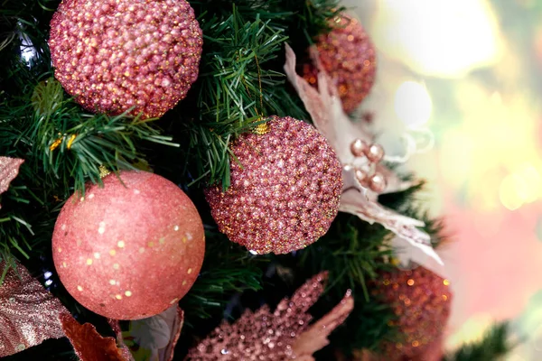 クリスマスツリーとお祝いの詳細のシーンの背景 正月と家族の祭りの概念 — ストック写真