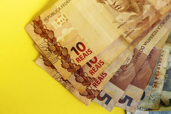 Dinheiro Brasil Empilhado Superfície Amarela Várias Notas Reais — Fotografia de Stock