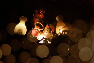 Karanlık detaylarla dolu Noel temalı sahne geçmişi. Yeni yıl ve aile şenliği kavramı