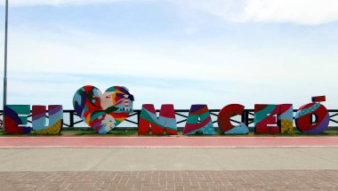 Brezilya 'nın Alagoas eyaletinin Maceio şehrinde plaj ve denizdeki büyük ve renkli harflerle Eu Amo Maceio yazıtlarıyla turizm tabelasına ulaştık.