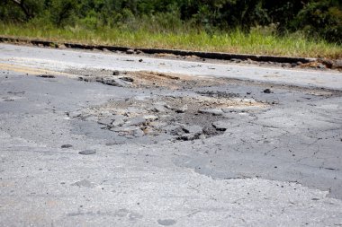 Bozuk ve bozulmuş asfaltı olan otoban çatısı, trafik için tehlikeli.