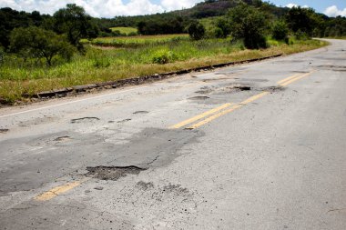 Bozuk ve bozulmuş asfaltı olan otoban çatısı, trafik için tehlikeli.
