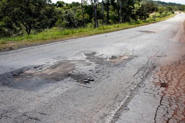 Bozuk ve bozulmuş asfaltı olan otoban çatısı, trafik için tehlikeli.