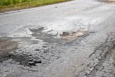 Bozuk ve bozulmuş asfaltı olan otoban çatısı, trafik için tehlikeli.