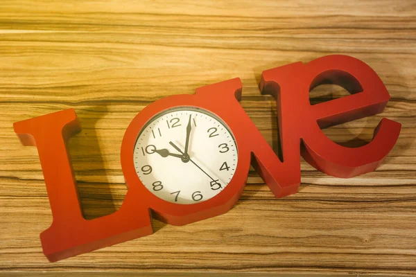 Amor Cartas Madeira Relógio Cor Vermelha — Fotografia de Stock