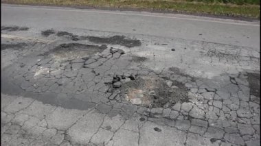 Bozuk ve bozulmuş asfaltı olan otoban çatısı, trafik için tehlikeli.