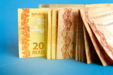 Brezilya 'nın gerçek banknotları mavi bir masaya dizilmişti. 20 banknot üzerinde durulmuştu.