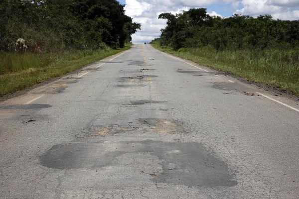 Telhado Estrada Com Asfalto Defeituoso Estragado Perigoso Para Tráfego — Fotografia de Stock