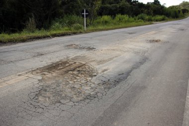 Bozuk ve bozulmuş asfaltı olan otoban çatısı, trafik için tehlikeli.