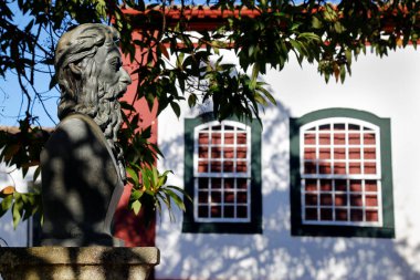 Tiradentes, Minas Gerais, Brezilya - 14 Temmuz 2021: Tiradentes metal heykeli halka açık bir yolda asteğmeni temsil ediyor - yan görüş