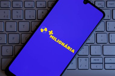 Minas Gerais, Brezilya - 21 Mart 2022: Mobil ve bilgisayar klavyesinde yeni Caixa Mais Millionaria piyangosunun resimsel görüntüsü