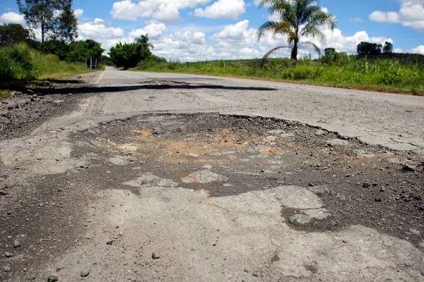 Stretch Road Defective Spoiled Asphalt Potholes Danger Traffic — Foto de Stock