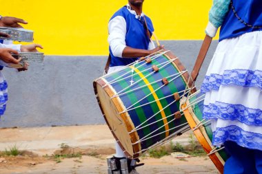 Minas Gerais, Brezilya - 4 Ağustos 2019: Tespih Festivali 'nin karakteristik perküsyon aletlerinin ayrıntıları
