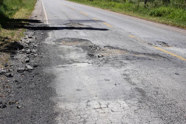 Bozuk ve bozulmuş asfaltı olan otoban çatısı, trafik için tehlikeli.