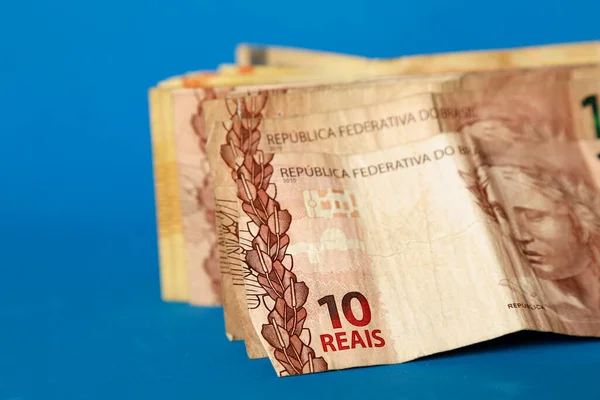 Több Brazil Valódi Bankjegy Sorakozik Fel Egy Kék Asztalon Szelektív — Stock Fotó