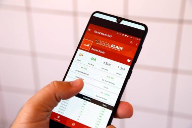 Minas Gerais, Brezilya - 23 Nisan 2022: Sosyal Bıçak istatistik markalı akıllı telefon ekranı