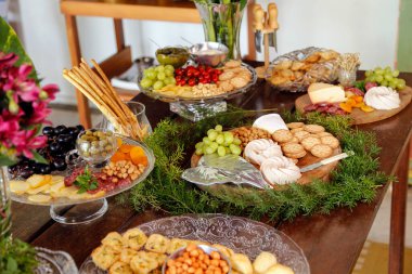 Açık büfe bir partide çeşitli lezzetli yiyeceklerle servis edilir. Atıştırmalık tahtası.