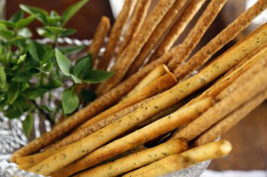 Açık büfedeki İtalyan yemek çubukları. Partide çeşitli lezzetli yiyeceklerle servis ediliyor.