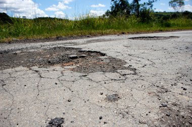 Bozuk ve bozulmuş asfaltı olan otoban çatısı, trafik için tehlikeli.