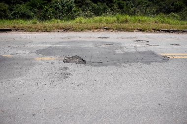 Bozuk ve bozulmuş asfaltı olan otoban çatısı, trafik için tehlikeli.