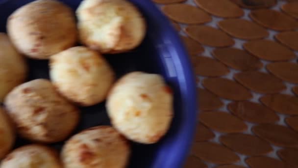 Wiele Pysznych Chlebów Serowych Talerzu Stoliku Kawowym Typowe Jedzenie Minas — Wideo stockowe