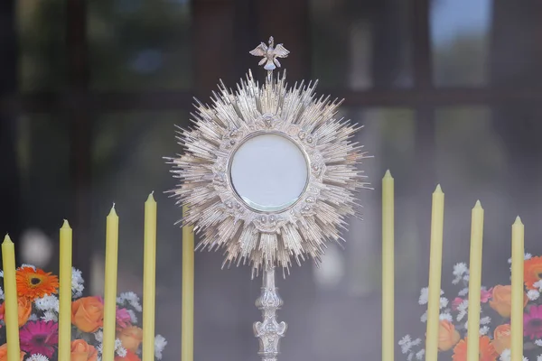 Ostensório Para Adoração Uma Cerimônia Igreja Católica Adoração Santíssimo Sacramento — Fotografia de Stock