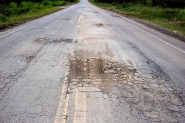 Bozuk ve bozulmuş asfaltı olan otoban çatısı, trafik için tehlikeli.