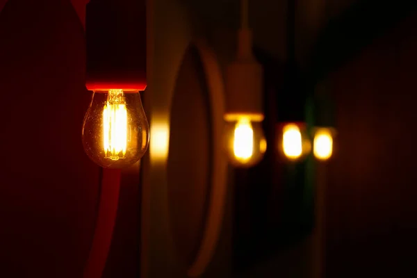 Детали Нескольких Лампочек Зажженных Желтым Цветом Теплым Тоном Темный Фон — стоковое фото
