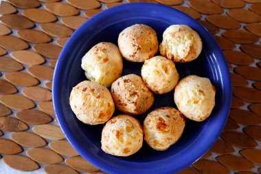 Tabakta bir sürü lezzetli peynir ekmeği ve kahve masası - Minas Gerais 'in tipik yemekleri - Cafe Mineiro