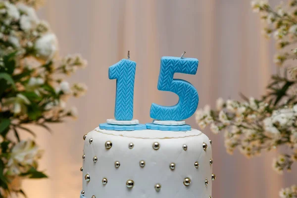 Blauwe Feesttaart 15E Verjaardag Met Blauw Nummer Vijftien Witte Taart — Stockfoto