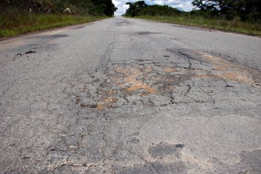 Bozuk ve bozulmuş asfaltı olan otoban çatısı, trafik için tehlikeli.