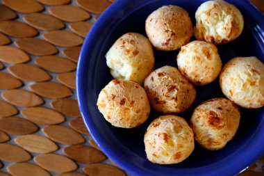 Tabakta bir sürü lezzetli peynir ekmeği ve kahve masası - Minas Gerais 'in tipik yemekleri - Cafe Mineiro