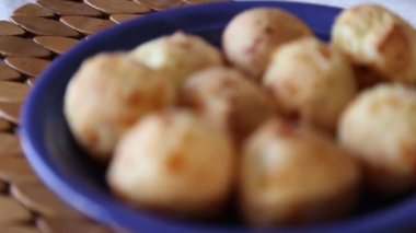 Tabakta bir sürü lezzetli peynir ekmeği ve kahve masası - Minas Gerais 'in tipik yemekleri - Cafe Mineiro