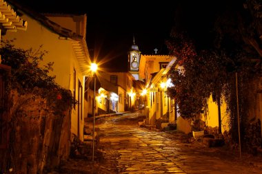Minas Gerais 'in tarihi şehri Tiradentes' teki Santo Antonio Caddesi ve Kilisesi 'nin gece manzarası.