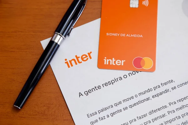 Minas Gerais, Brezilya - 09 Temmuz 2022: Bankalar arası logo ve Mastercard marka