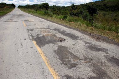 Bozuk ve bozulmuş asfaltı olan otoban çatısı, trafik için tehlikeli.